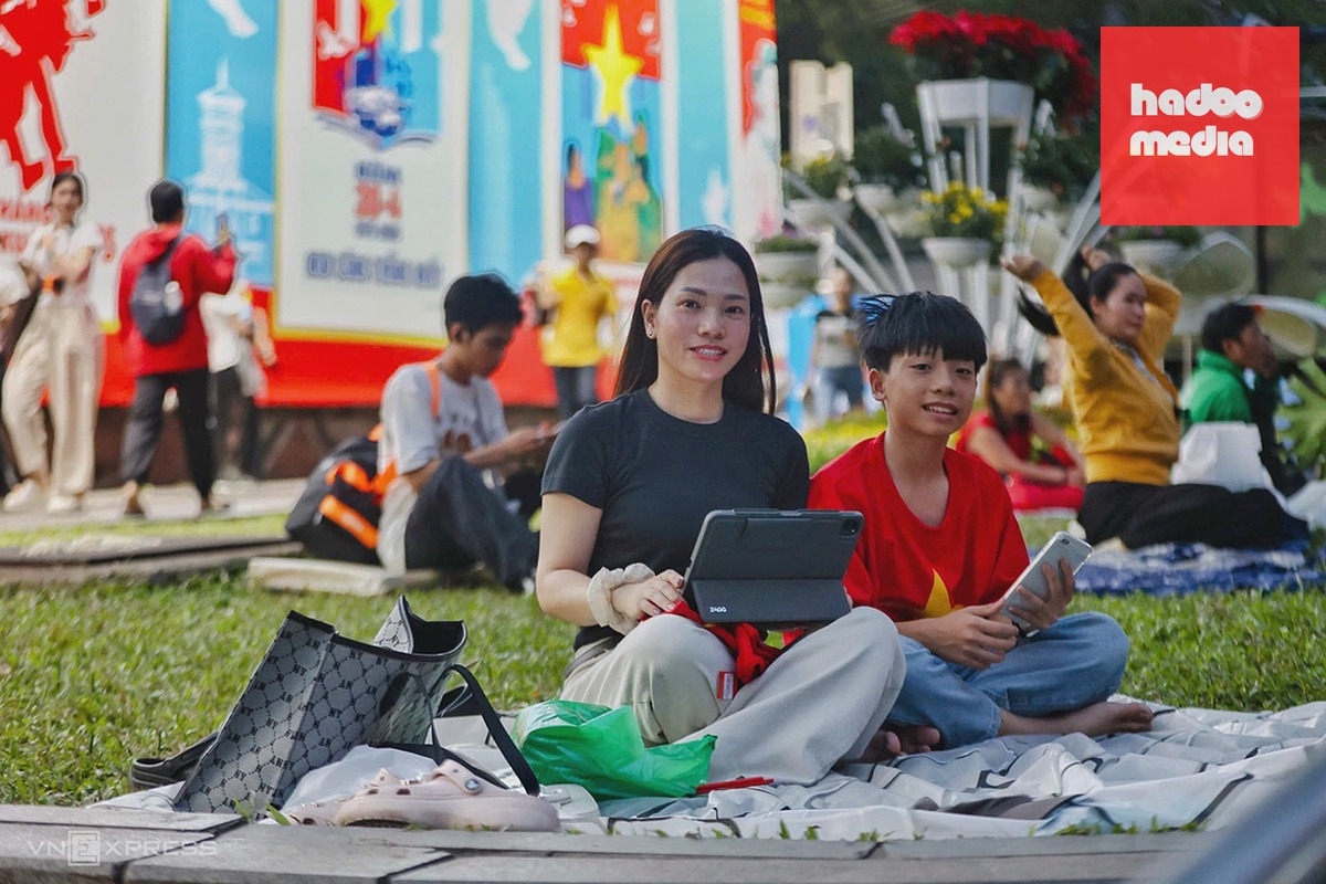 Người dân sử dụng thiết bị thông minh ở trung tâm TP HCM, tháng 4/2025. Ảnh: Quỳnh Trần