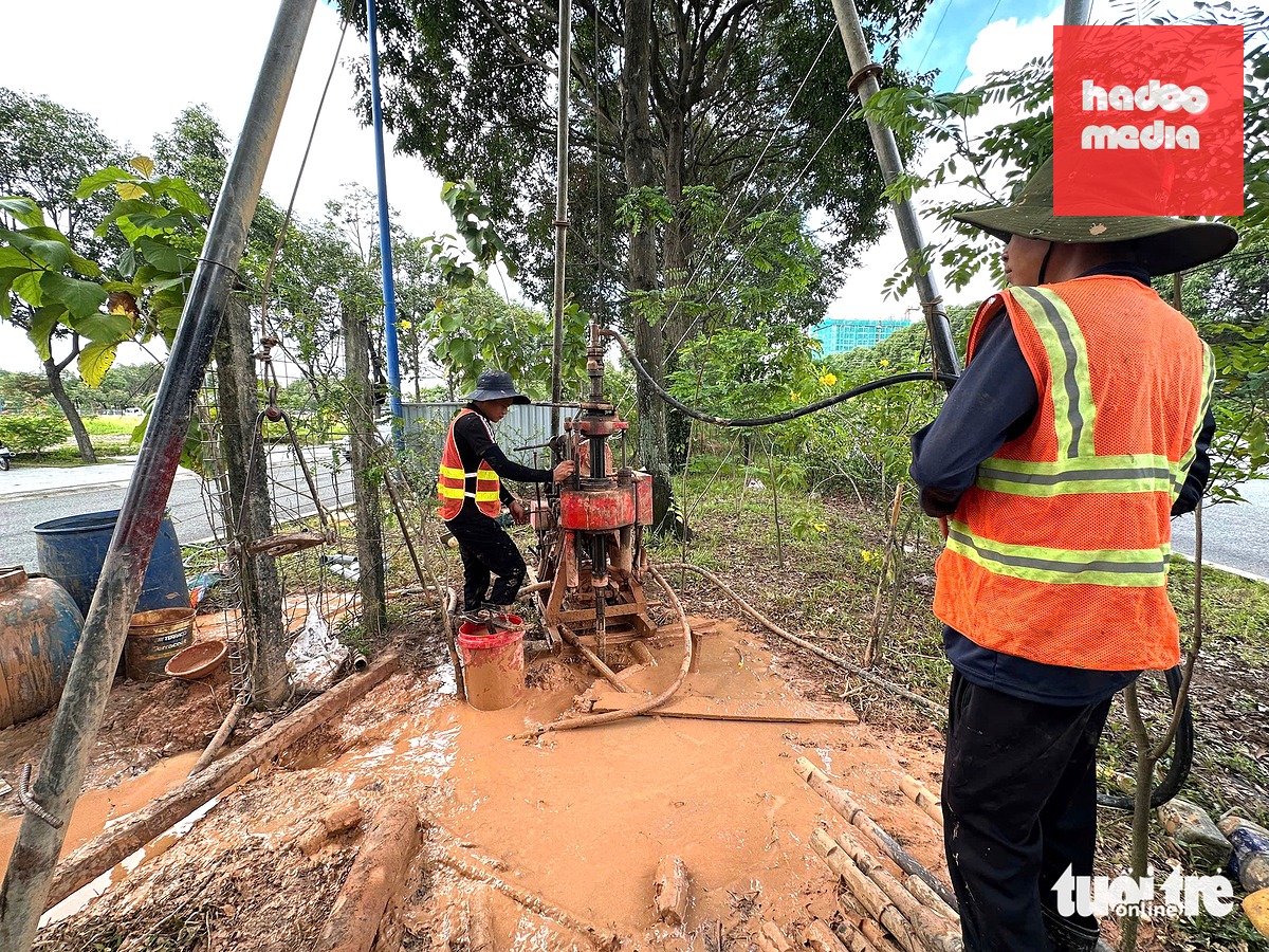 Khoan khảo sát địa chất tuyến metro thành phố mới Bình Dương - Suối Tiên trên đường Hùng Vương, thuộc địa phận phường Bình Dương, TP.HCM - Ảnh: BÁ SƠN
