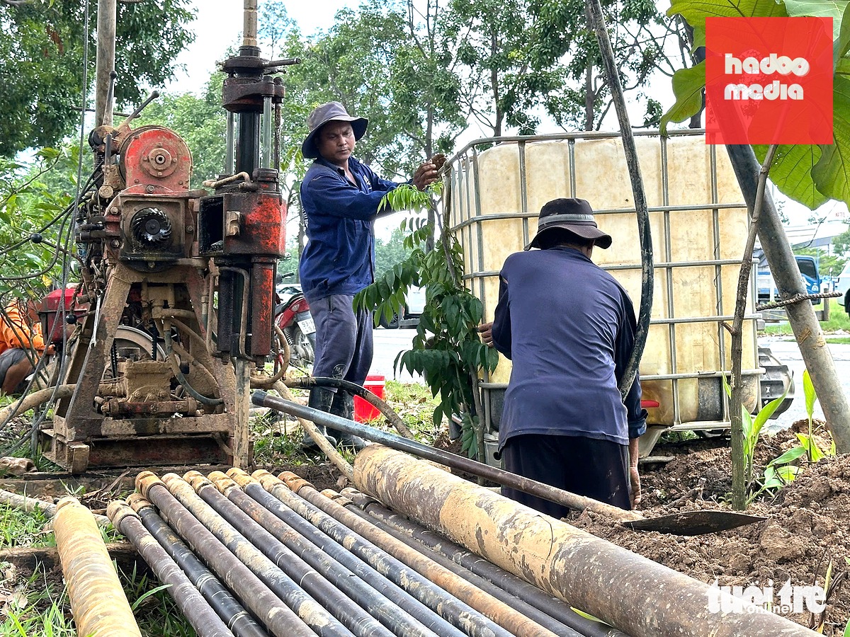 Do cần tiến độ khẩn trương, việc khoan khảo sát tuyến metro thành phố mới Bình Dương - Suối Tiên cùng lúc được thực hiện tại nhiều vị trí khác nhau - Ảnh: GIA BẢO