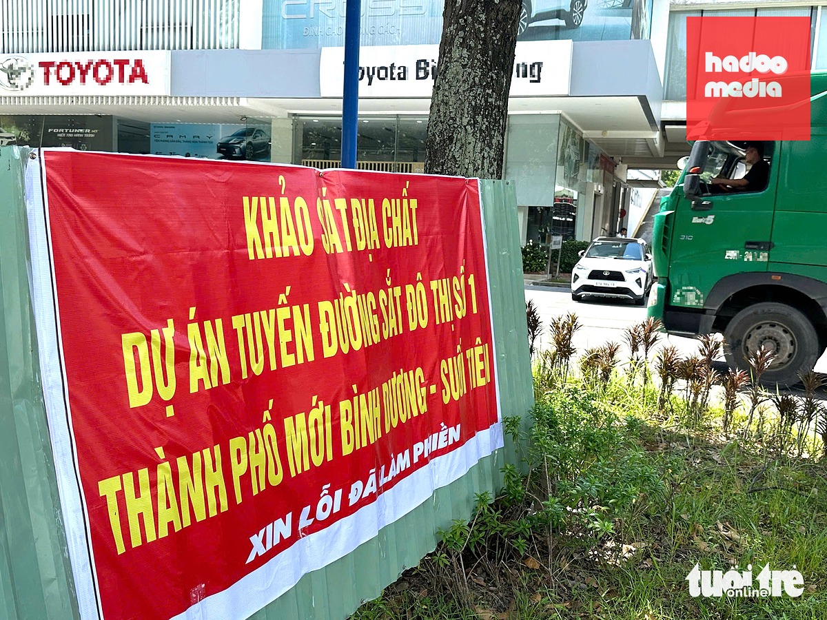 Các điểm khoan khảo sát tuyến metro thành phố mới Bình Dương - Suối Tiên đều có bảng thông tin. Việc sắp có tuyến metro đầu tiên từ TP.HCM về khu vực Bình Dương (cũ) khiến nhiều người đi đường tò mò, thích thú - Ảnh: BÁ SƠN