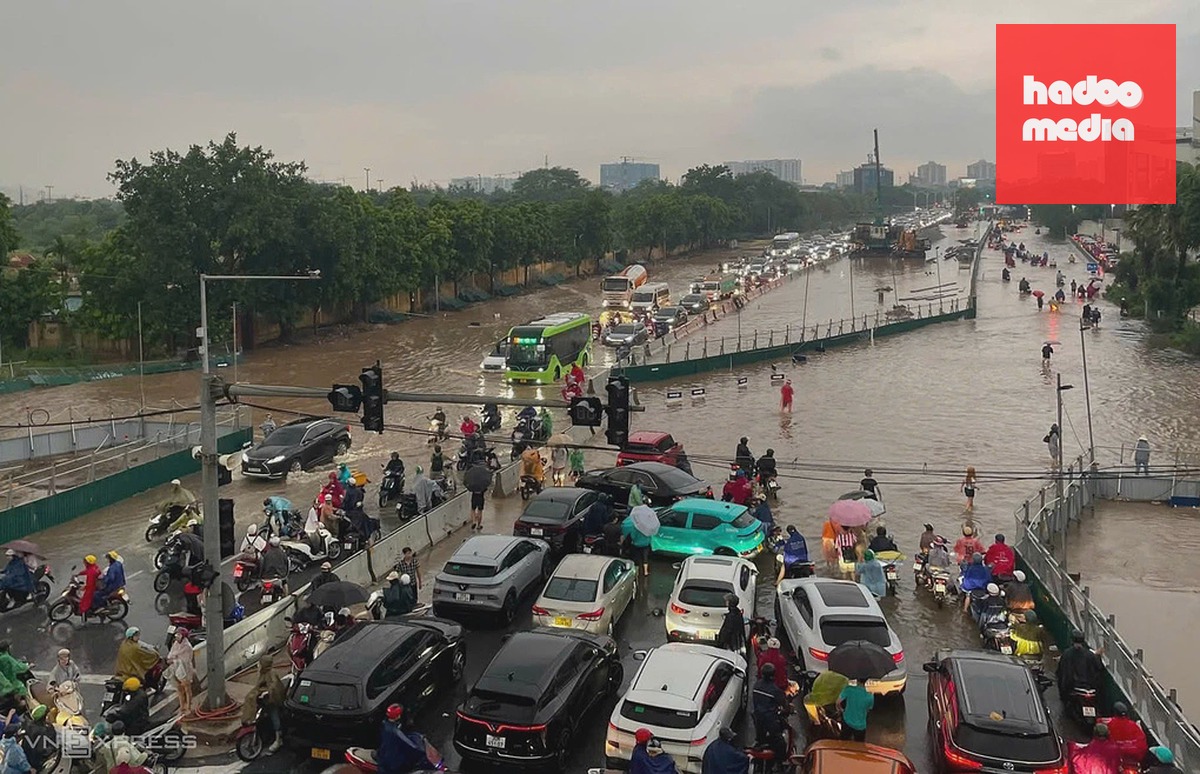 Trận mưa lớn chiều tối 31/7 gây ngập úng trên đường Đàm Quang Trung, phường Long Biên. Ảnh: Quang Trung