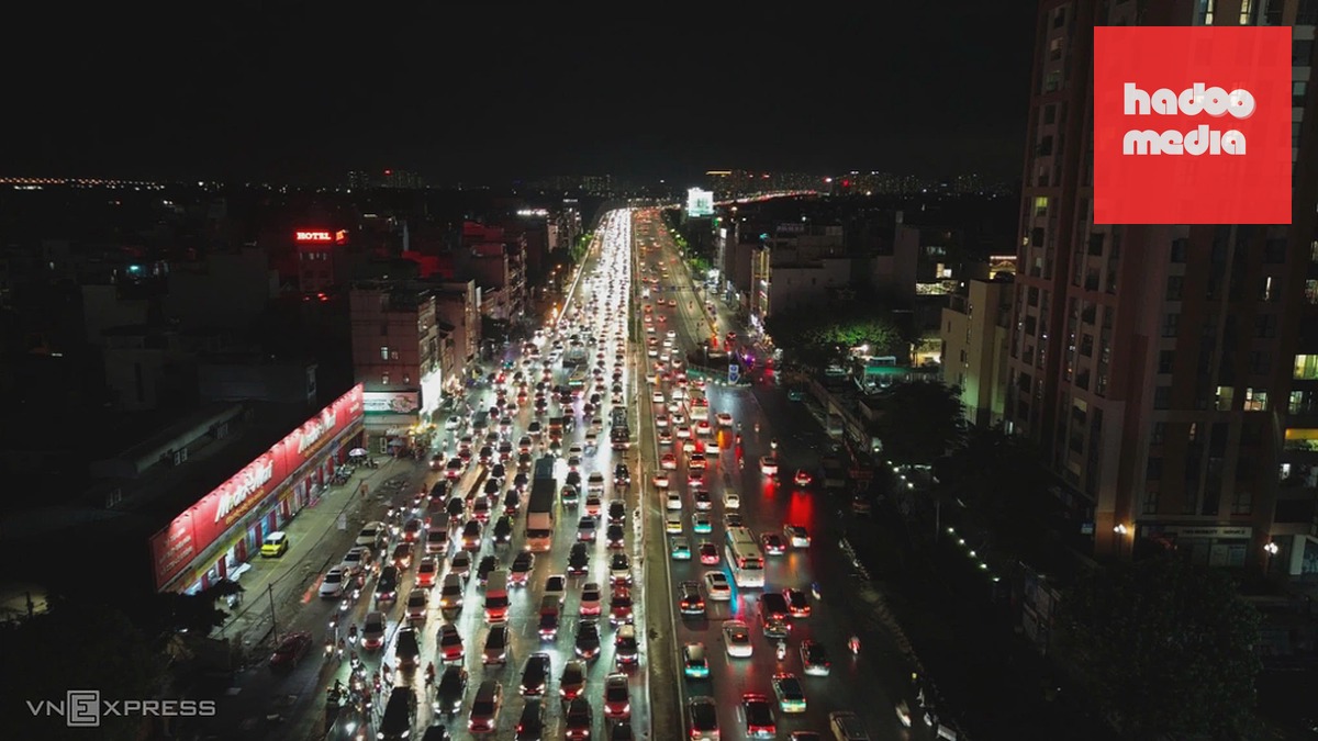 Dòng phương tiện nối đuôi nhau trên cầu Vĩnh Tuy, lúc 21 giờ ngày 31/7. Ảnh: Việt An