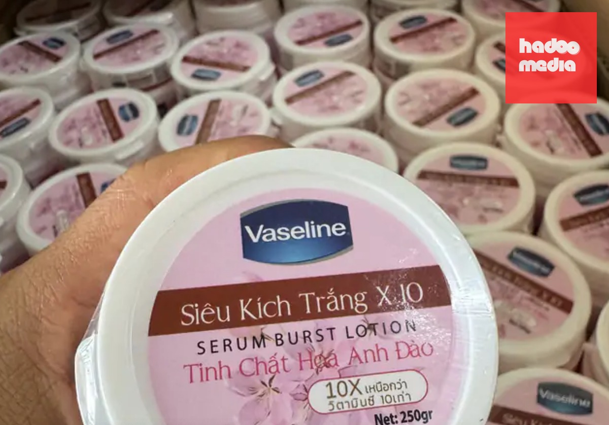 Hàng nghìn sản phẩm mỹ phẩm giả được lực lượng công an phát hiện, thu giữ tại cơ sở sản xuất - Ảnh: T.L.