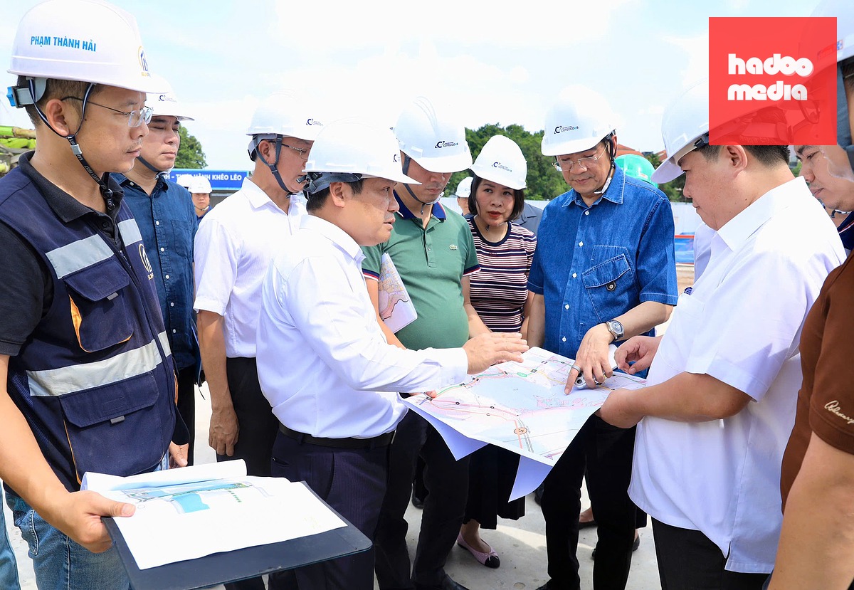 Chủ tịch Hà Nội Vũ Đại Thắng (giữa) đi kiểm tra tiến độ hai dự án trọng điểm trên phường Tây Hồ chiều 1-8 - Ảnh: VƯƠNG VÂN