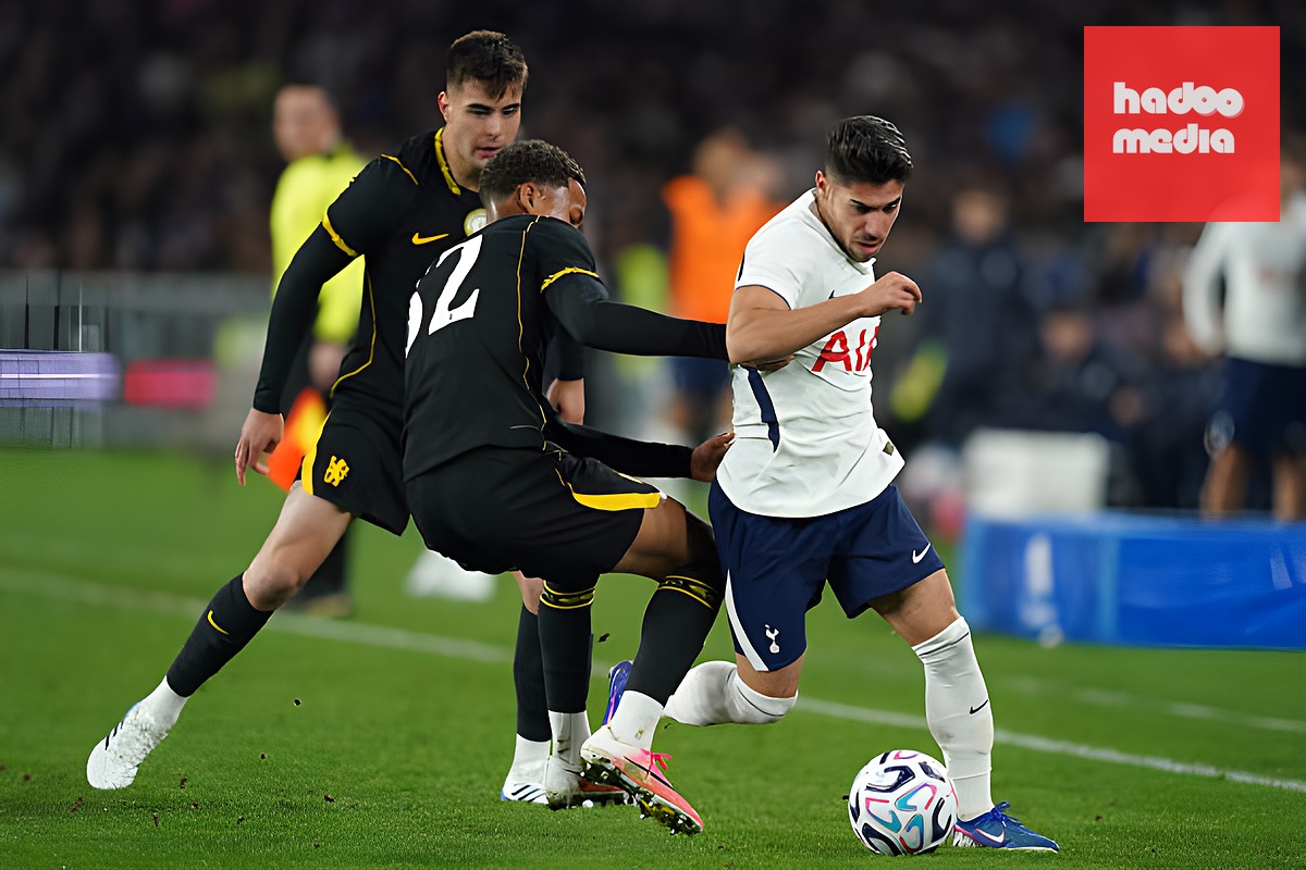 Lợi thế hơn người không thể giúp Chelsea ghi bàn vào lưới Spurs. Ảnh: Getty Images.