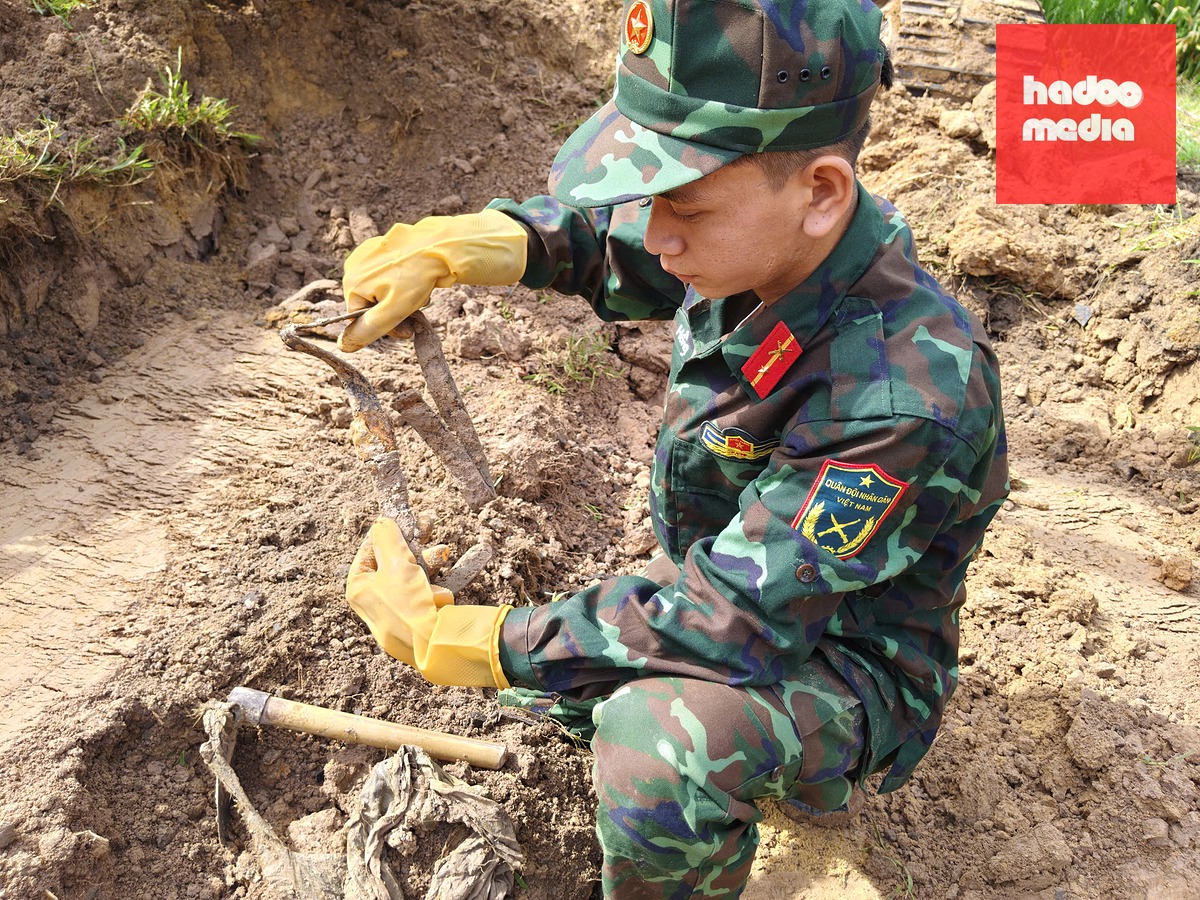 Việc tìm kiếm ở khu phố Lộc Chánh, phường An Tịnh đang tiếp tục - Ảnh: LÊ HIẾN