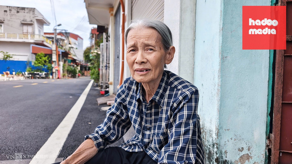 Bà Cao Thị Phòng hiện vẫn sống ở căn nhà tập thể được cấp từ ngày lấy ông Khương. Ảnh: Lê Tân