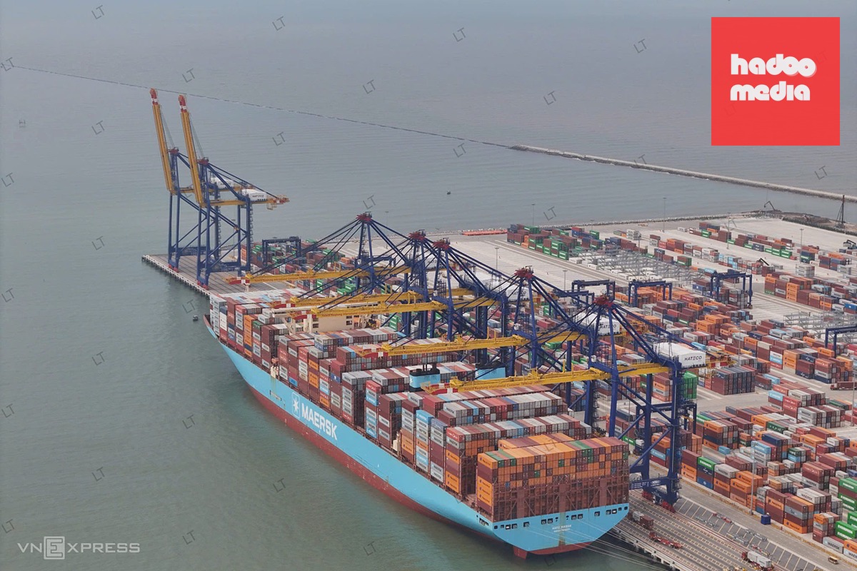 Tàu trọng tải hơn 213.000 DWT cập cảng Hateco, thuộc Cụm cảng nước sâu Lạch Huyện, Hải Phòng ngày 23/6. Ảnh: Lê Tân