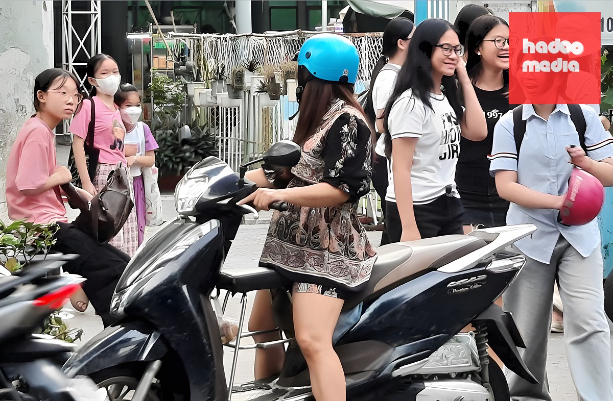 Học sinh giờ tan ca tại một điểm học thêm ở TP.HCM có số lượng theo học khá đông - Ảnh: NHƯ HÙNG