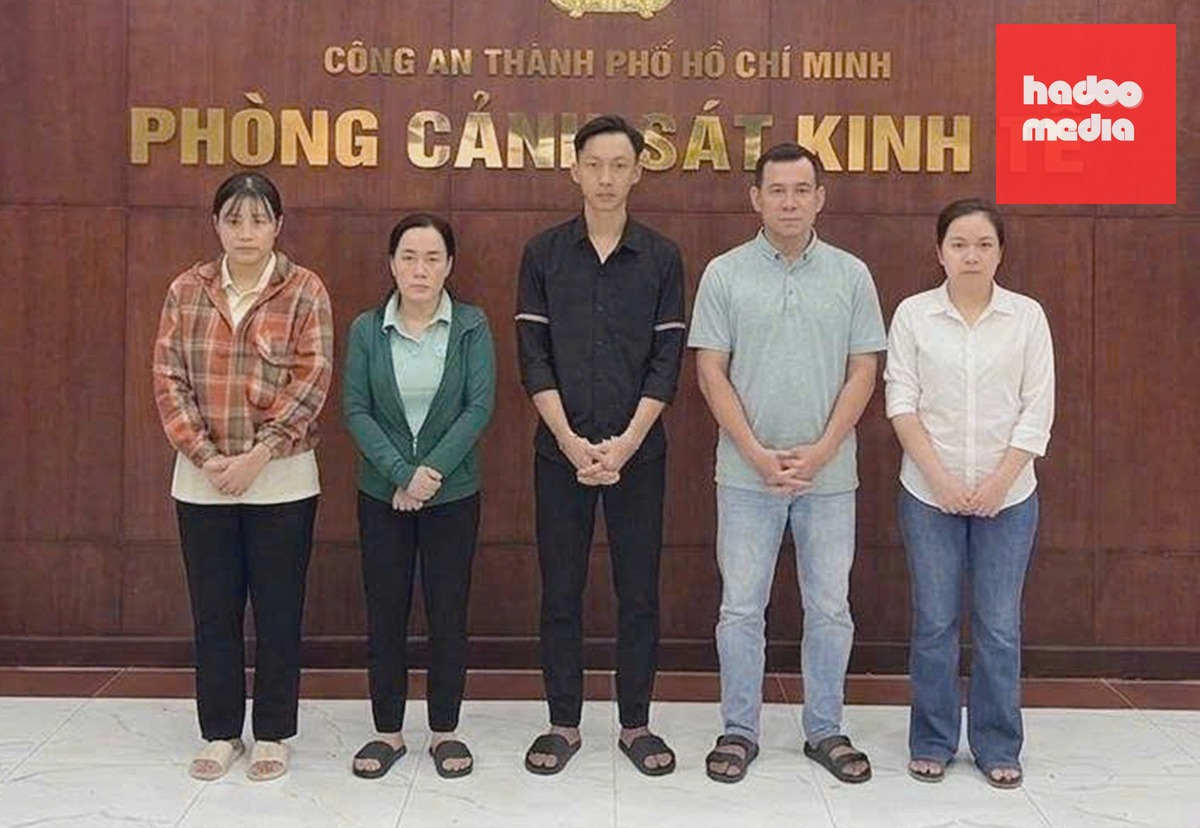 Lâm Thị Kim Nương và Kiều Hoàng Nhã (lần lượt từ phải sang) cùng đồng phạm lúc bị bắt. Ảnh: Công an TP HCM