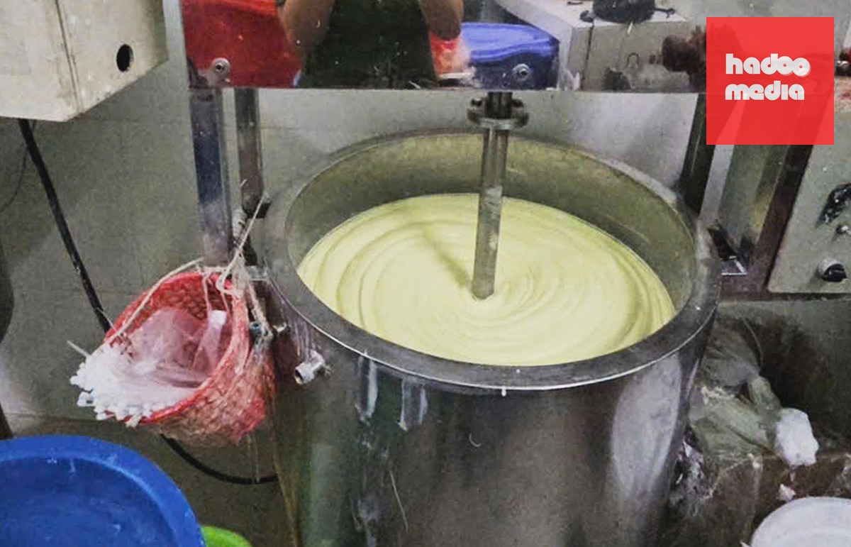 Kem trộn được xưởng pha chế từ hóa chất không rõ nguồn gốc. Ảnh: Công an TP HCM