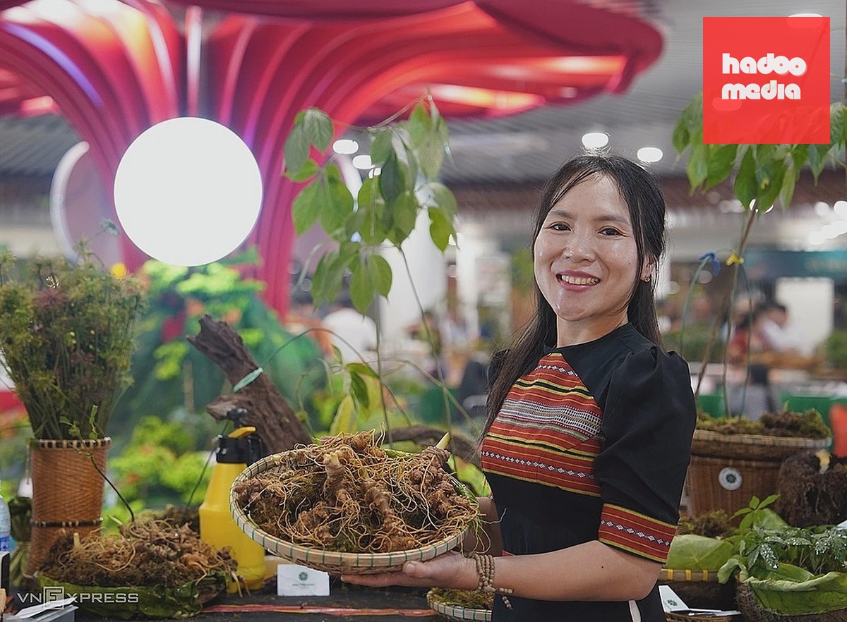 Chị Hồ Thị Thúy Ngân tại khu trưng bày. Ảnh: Nguyễn Đông