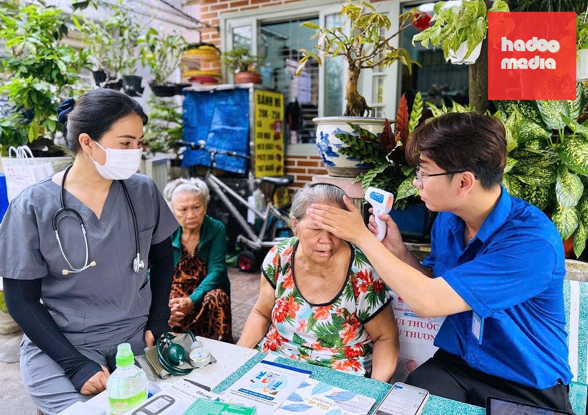 Đội y tế phường Xuân Hòa, TP.HCM khám bệnh tại nhà cho người dân - Ảnh: LÊ PHAN