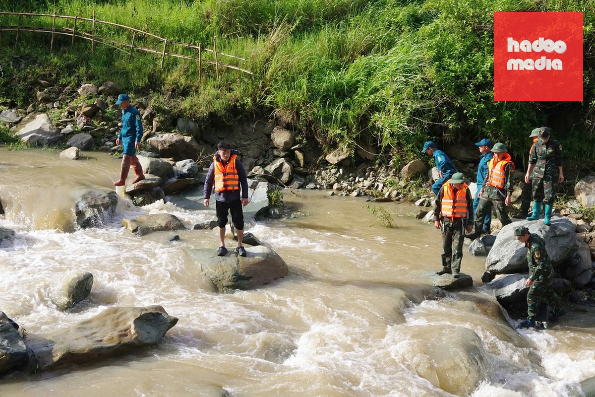 Lực lượng chức năng tìm kiếm ba trẻ em bị lũ cuốn. Ảnh: Báo Quân khu 2
