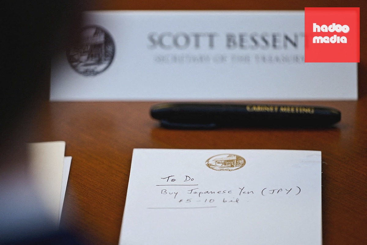 Cuốn sổ tay trước mặt Bộ trưởng Tài chính Mỹ Scott Bessent tại cuộc họp nội các, Maryland, Mỹ, ngày 31/7. Ảnh: Reuters