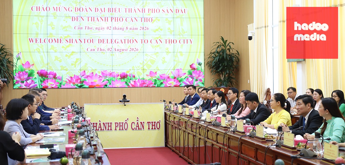 Lãnh đạo UBND thành phố Cần Thơ đã có buổi tiếp đoàn công tác của thành phố Sán Đầu sáng 2-8 - Ảnh: CHÍ QUỐC