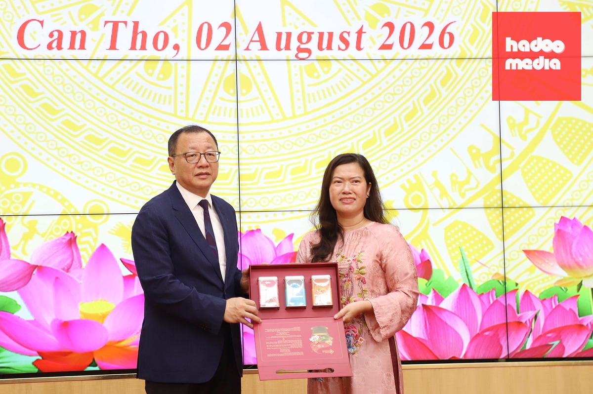 Ông Thái Vĩnh Minh tặng quà lưu niệm của thành phố Sán Đầu cho đại diện lãnh đạo UBND thành phố Cần Thơ - Ảnh: CHÍ QUỐC