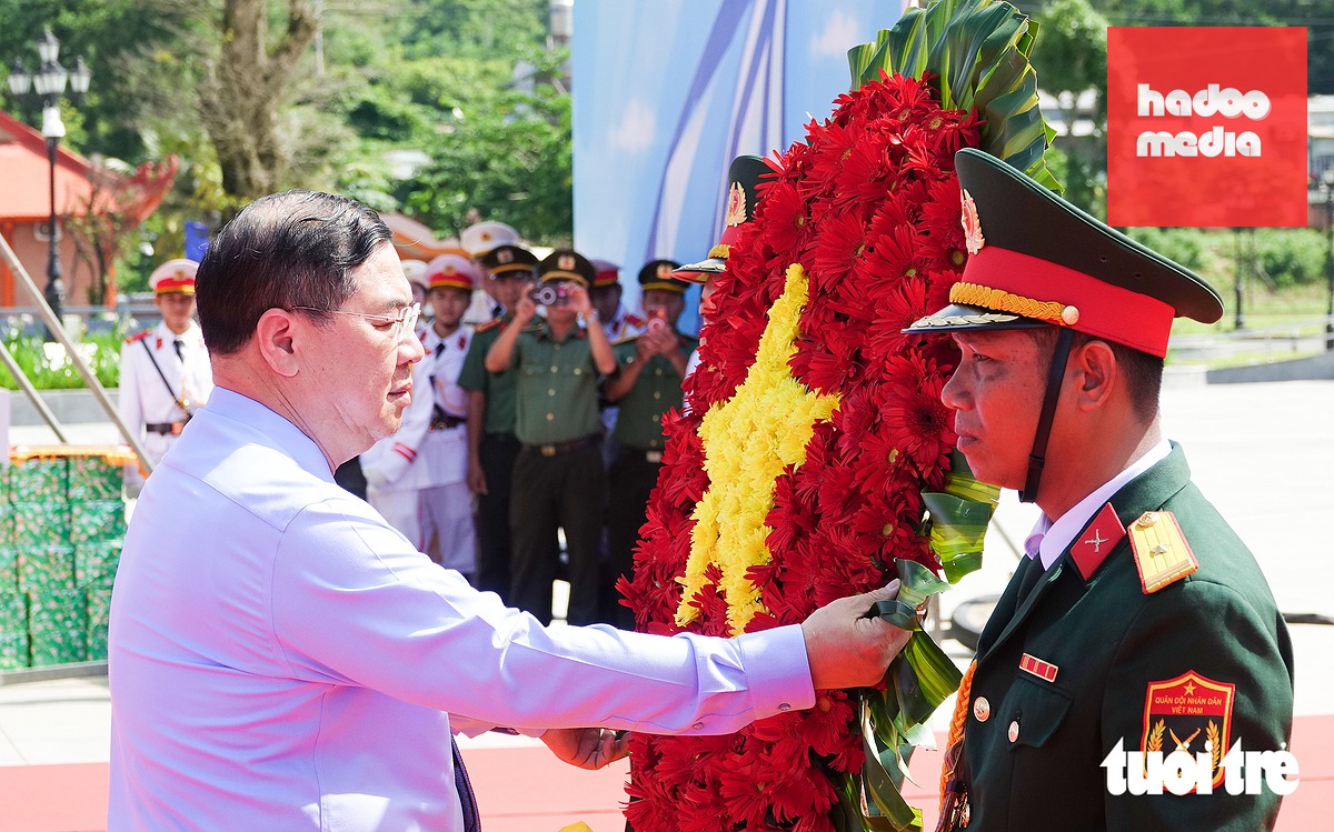 Phó thủ tướng thường trực Phạm Gia Túc thực hiện nghi thức dâng hoa tại Tượng đài Bác Hồ ở Dương Đông (đặc khu Phú Quốc, tỉnh An Giang) - Ảnh: CHÍ CÔNG