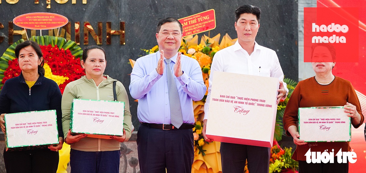 Phó thủ tướng thường trực Phạm Gia Túc trao quà cho UBND đặc khu Phú Quốc và người dân trên đảo - Ảnh: CHÍ CÔNG