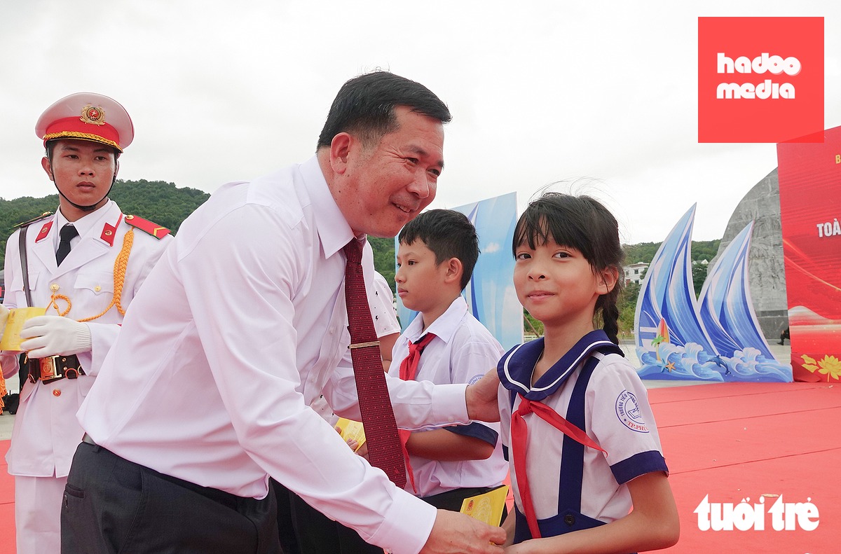 Ông Đinh Văn Nơi - Phó bí thư Tỉnh ủy An Giang, Bí thư Đảng ủy đặc khu Phú Quốc - trao tặng quà cho các em học sinh trên đảo Phú Quốc - Ảnh: CHÍ CÔNG