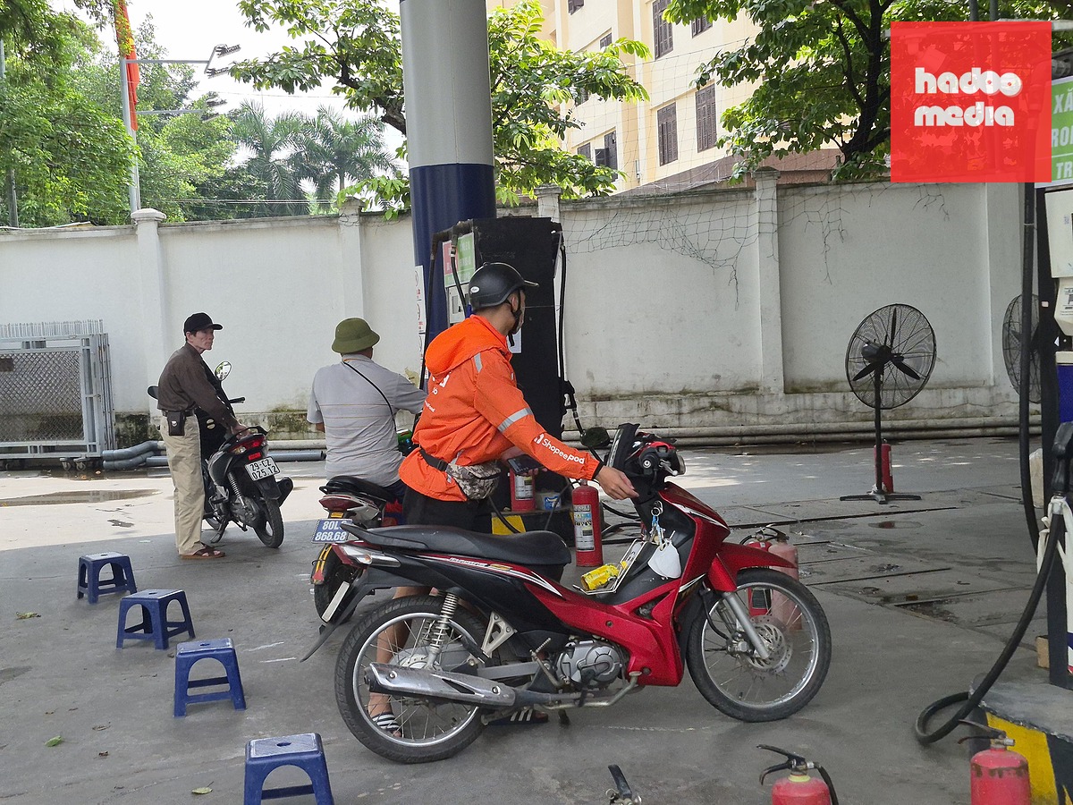 Phó thủ tướng yêu cầu báo cáo về tình hình nguồn cung xăng dầu, đặc biệt là dầu diesel cũng như đảm bảo cung ứng xăng dầu - Ảnh: NGỌC AN