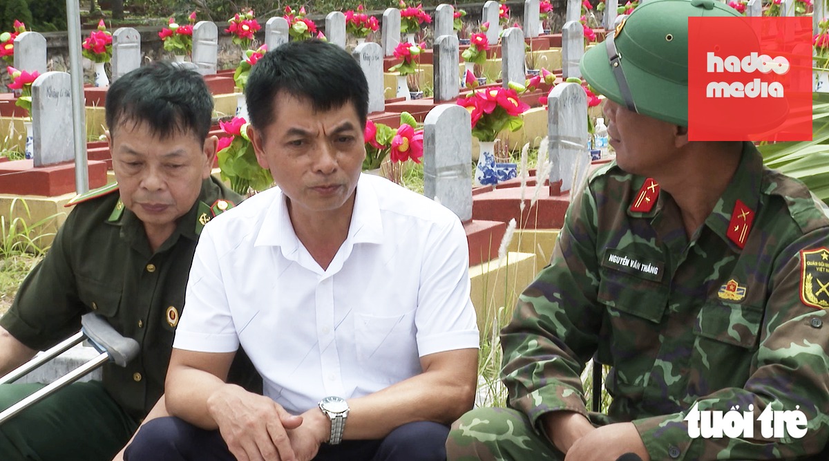 Ông Đinh Văn Lượng - ngụ xã Võ Miếu, tỉnh Phú Thọ (áo trắng) - trao đổi với cán bộ đội quy tập về hành trình đi tìm phần mộ cha mình suốt hơn nửa thế kỷ qua - Ảnh: HỒ VIỆT