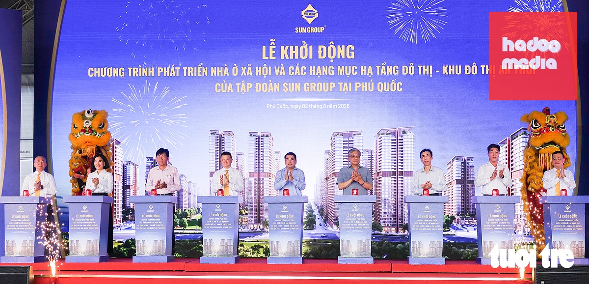 Lãnh đạo UBND tỉnh An Giang, đặc khu Phú Quốc và đơn vị liên quan thực hiện nghi thức khởi động chương trình phát triển nhà ở xã hội và hạ tầng đô thị Khu đô thị An Thới (đặc khu Phú Quốc) - Ảnh: CHÍ CÔNG