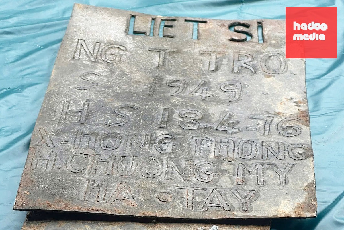 Tấm nhôm ghi thông tin trong mộ liệt sĩ - Ảnh: Ban Chỉ huy Quân sự xã Trà My