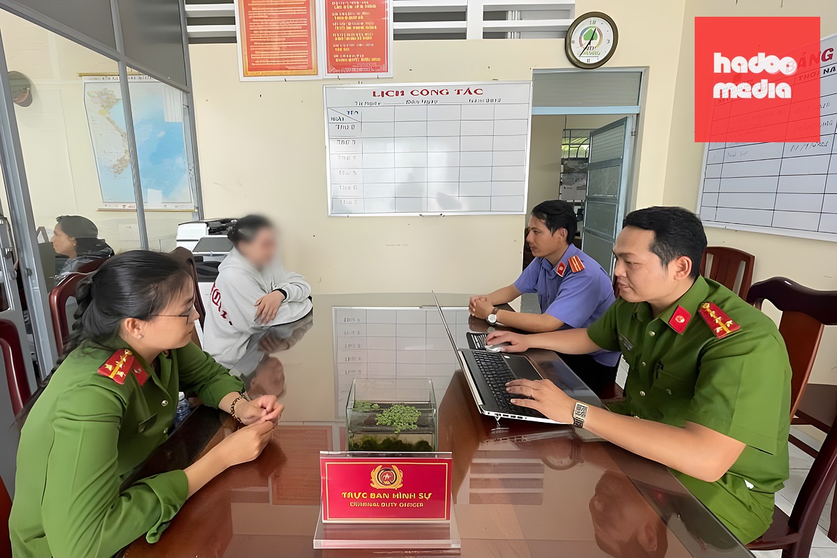 Cô gái trộm két sắt của dì ra tự thú tại cơ quan công an - Ảnh: CACC