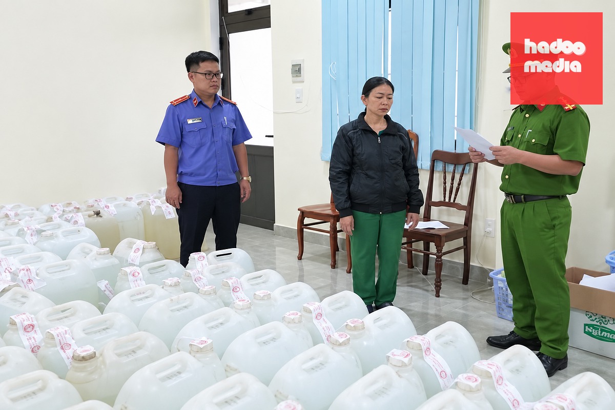 Rất nhiều can được pha cồn công nghiệp với nước lã làm rượu bị thu giữ - Ảnh: Công an Quảng Ngãi