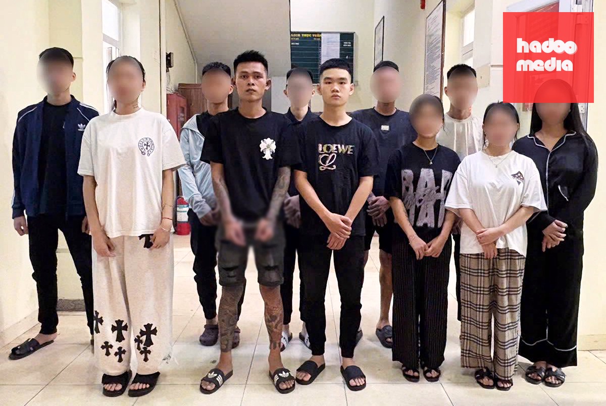 Nhóm nam nữ tham gia hỗn chiến bị công an đưa về trụ sở - Ảnh: Công an cung cấp