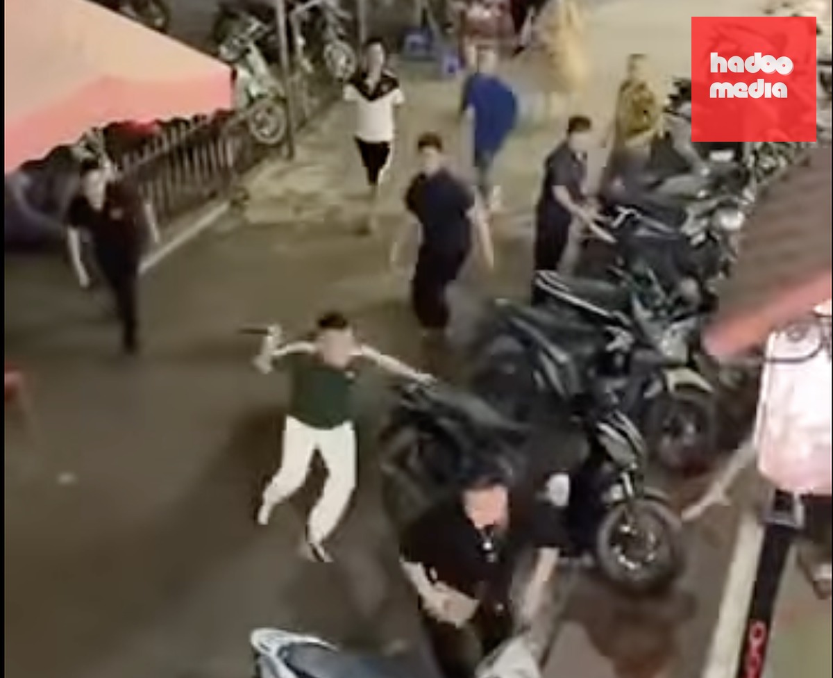 Hình ảnh thời điểm hai nhóm thanh niên lao vào hỗn chiến tại Quán Nhỏ - Ảnh cắt từ clip