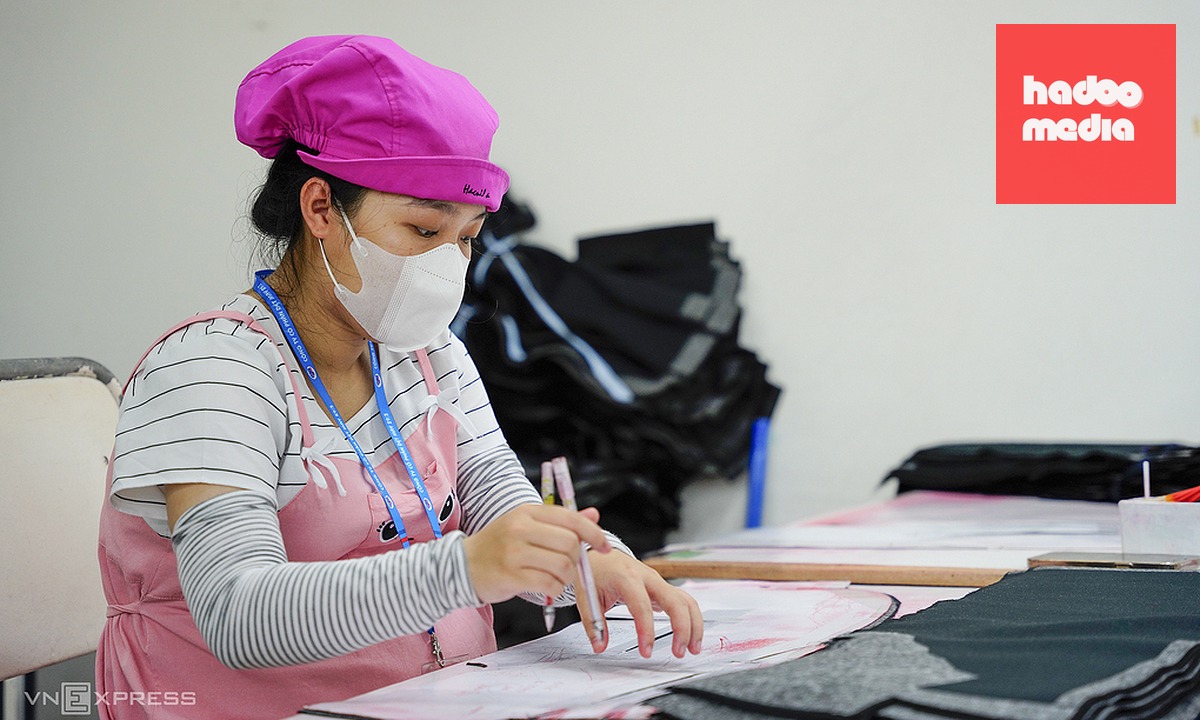 Công nhân trong chuyền sản xuất của doanh nghiệp chuyên hàng may mặc tại Đà Nẵng. Ảnh: Nguyễn Đông