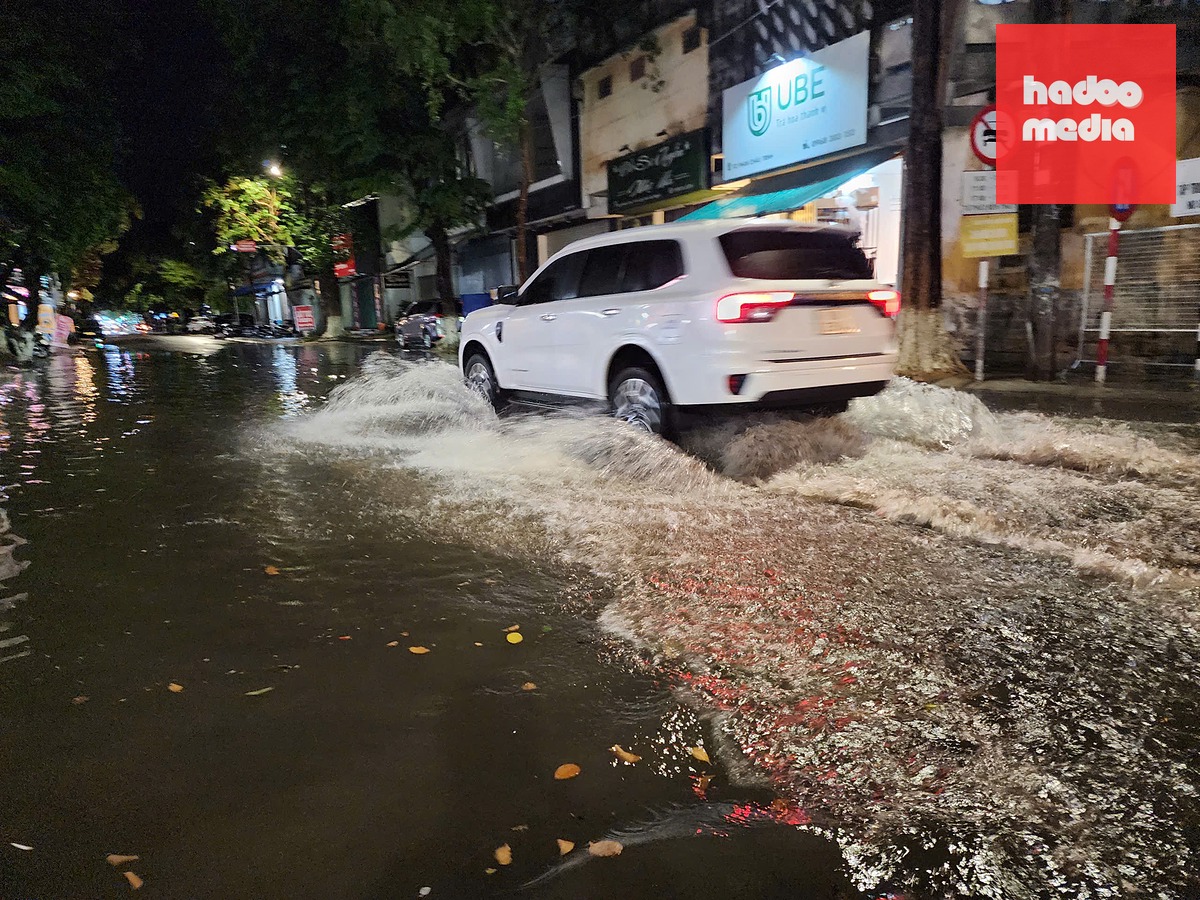 Với cơ quan chuyên môn, trận mưa có lưu lượng 68mm/h diễn ra ngay giữa mùa hè có ý nghĩa rất lớn - Ảnh: TRẦN MAI