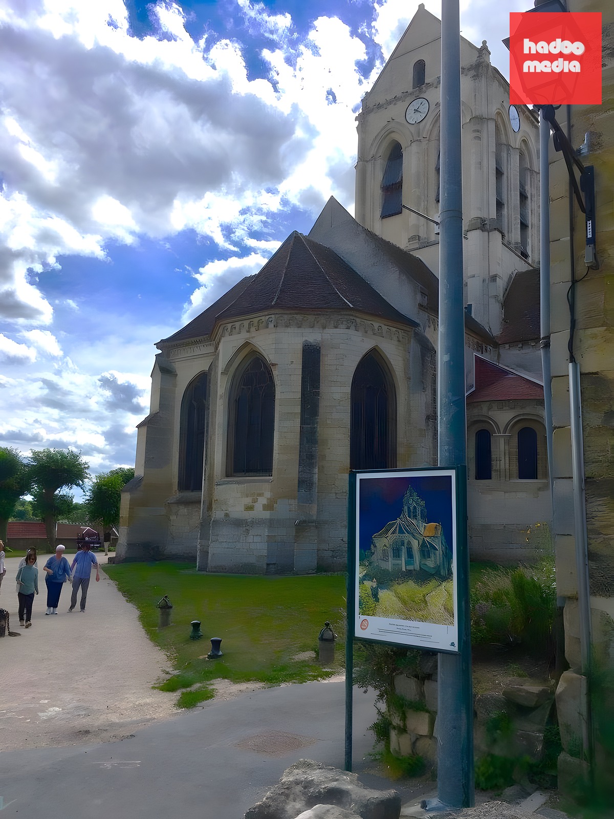Bức tranh nhà thờ làng Auvers-sur-Oise và khung cảnh thật vẫn còn đó đến ngày nay - Ảnh: BÙI TỐ UYÊN