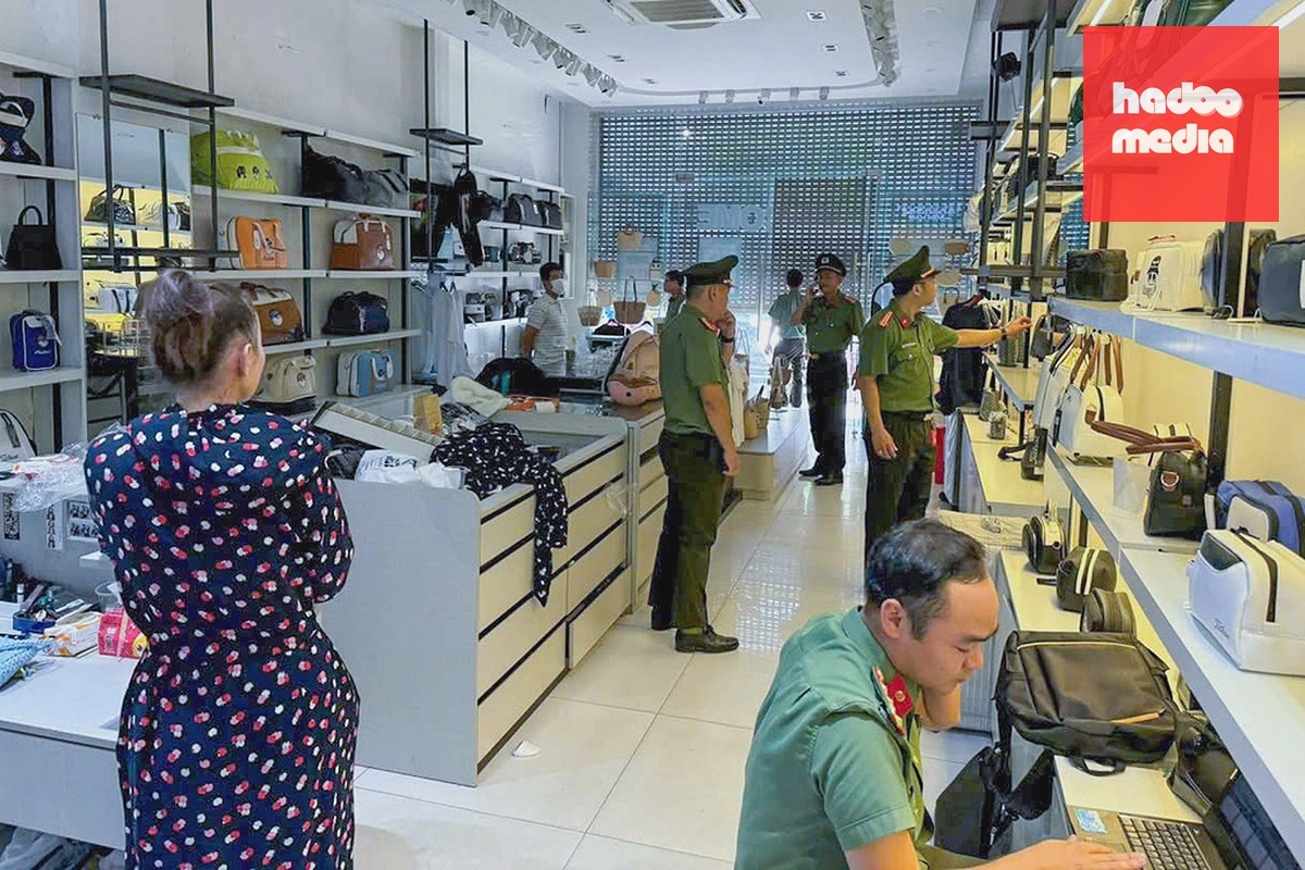 Công an kiểm tra cửa hàng có nhiều sản phẩm giả mạo các nhãn hiệu nổi tiếng. Ảnh: Thành Huynh