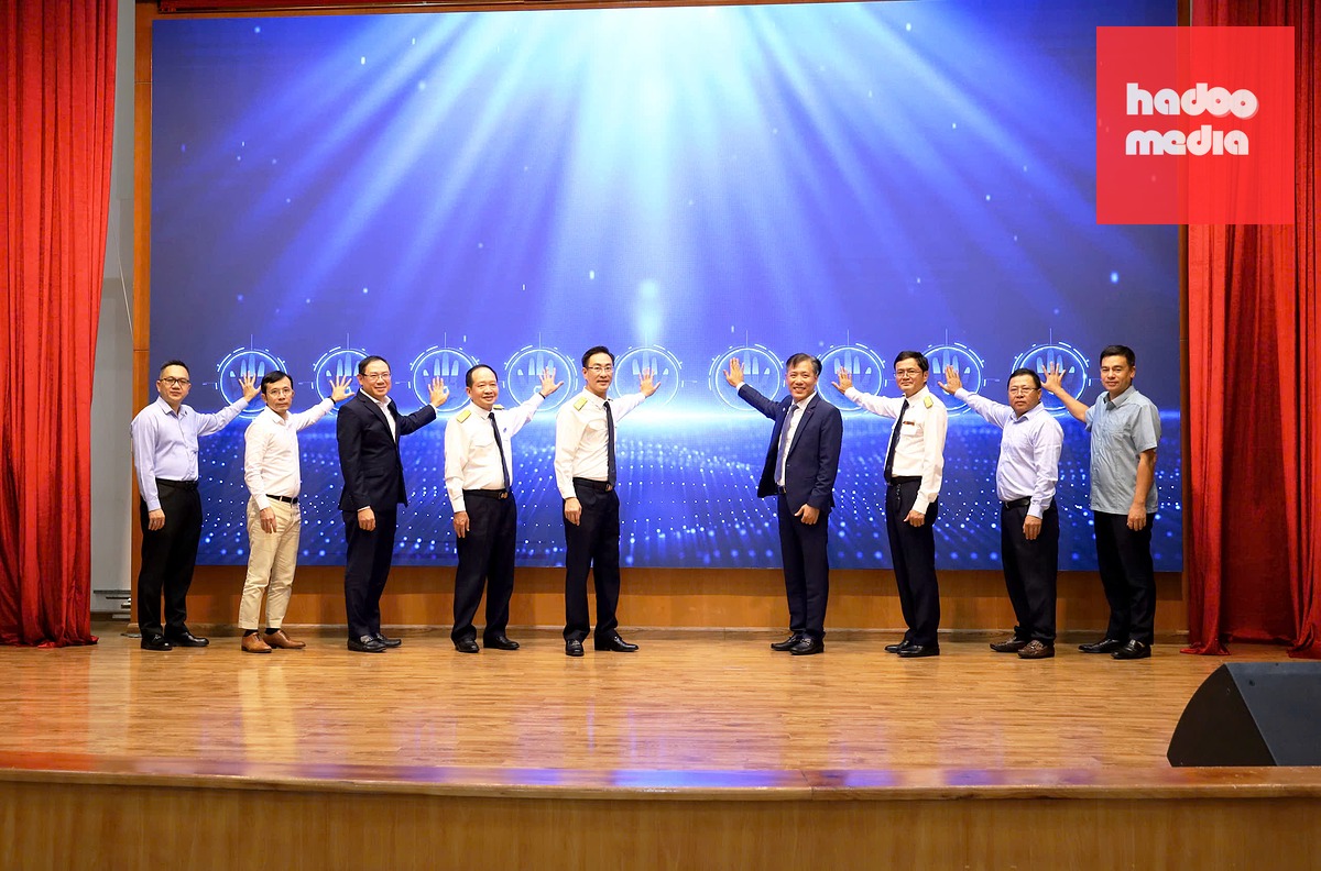 Nghi thức kích hoạt Tổng đài ứng dụng trí tuệ nhân tạo và thông tin thuế qua nền tảng thanh toán số chiều nay, 8-8 - Ảnh: ÁNH HỒNG