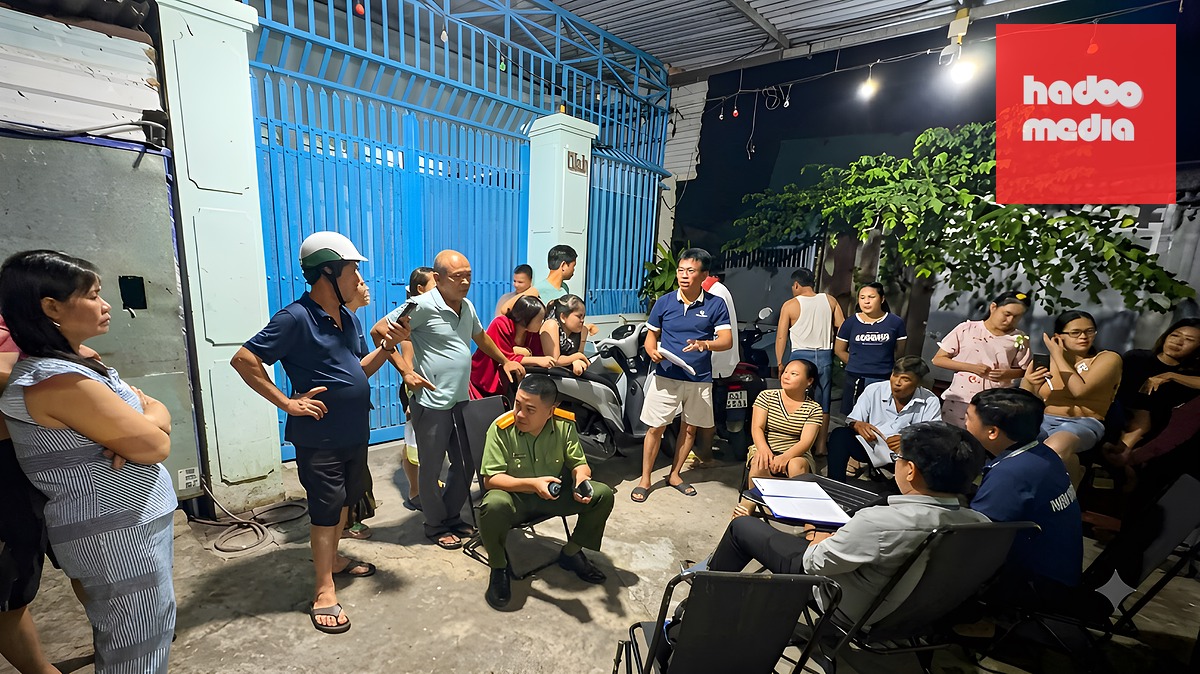 Dù ban đêm, các cán bộ phường Phước Thắng vẫn kiên trì vận động các hộ dân bàn giao mặt bằng - Ảnh: PPT