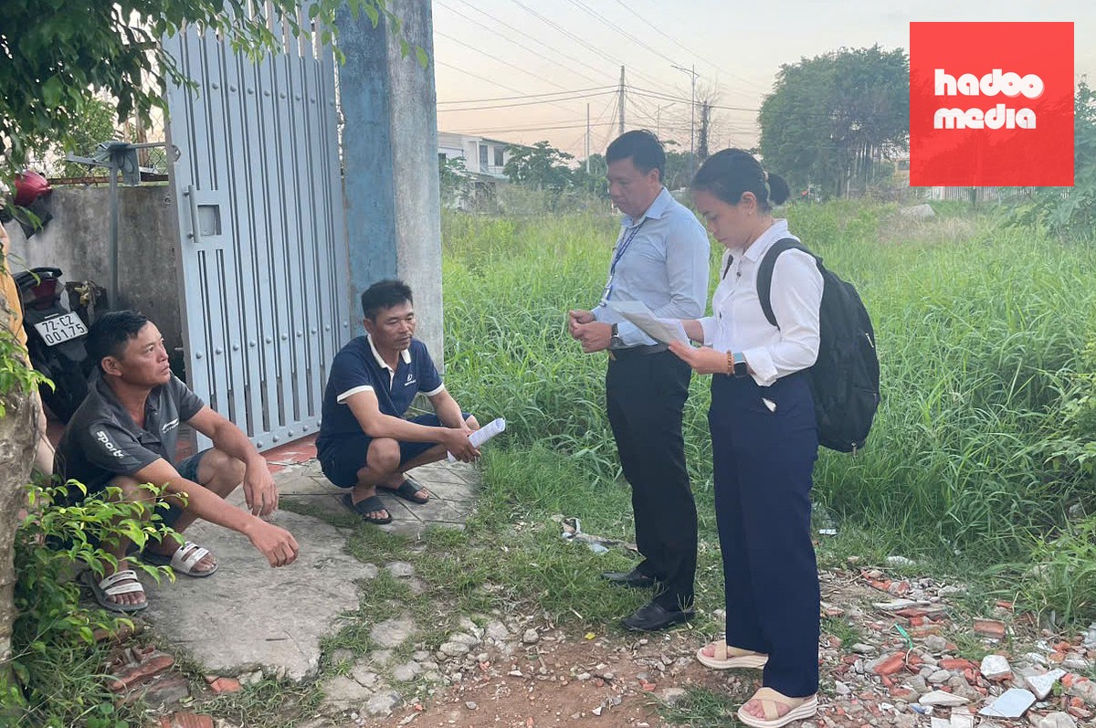Cán bộ phường Phước Thắng vận động từng hộ dân bàn giao mặt bằng - Ảnh: PPT