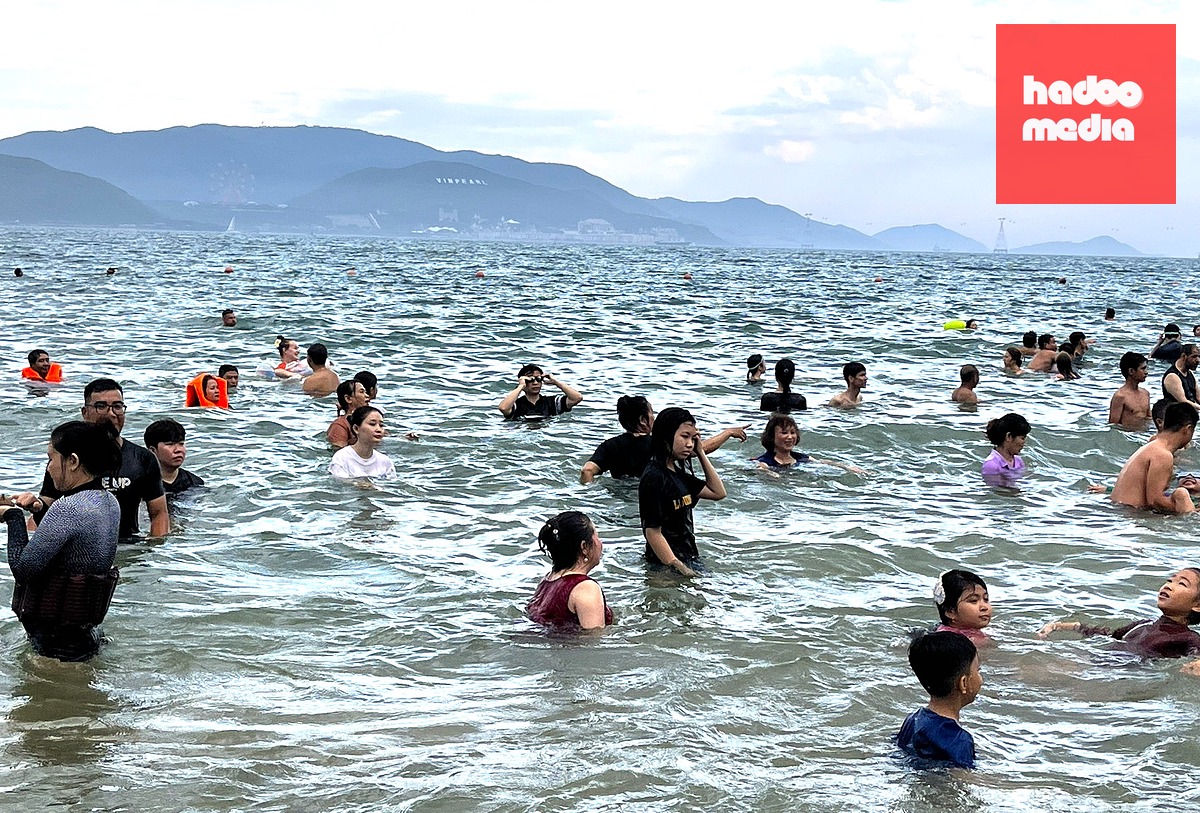 Người dân và du khách tắm biển Nha Trang vào chiều 8-8 - Ảnh: NGUYỄN HOÀNG