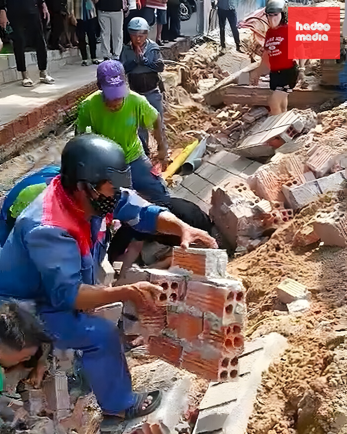 Người dân di dời tường gạch, đưa nạn nhân lên, chiều 8/8/ Ảnh: Duy Rạng