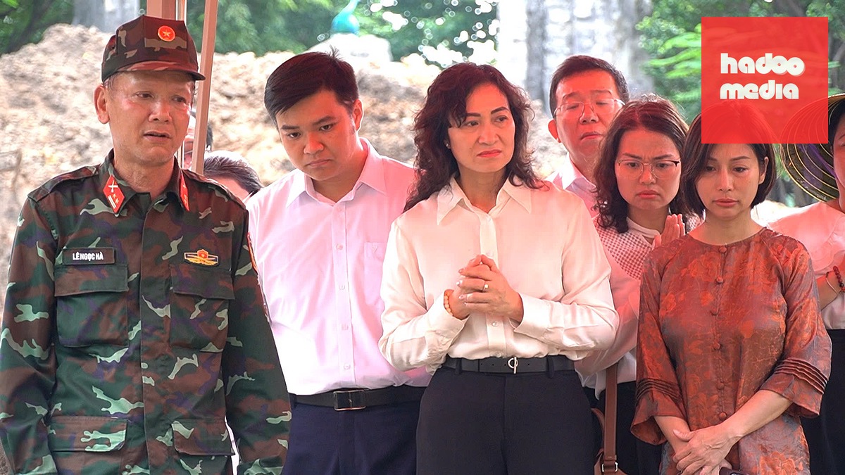 Thứ trưởng Bộ Công Thương Phan Thị Thắng đến dâng hương tưởng niệm các anh hùng liệt sĩ, thăm hỏi động viên lực lượng làm nhiệm vụ tại công viên Lê Thị Riêng ngày 8-8 - Ảnh: BTL TP.HCM