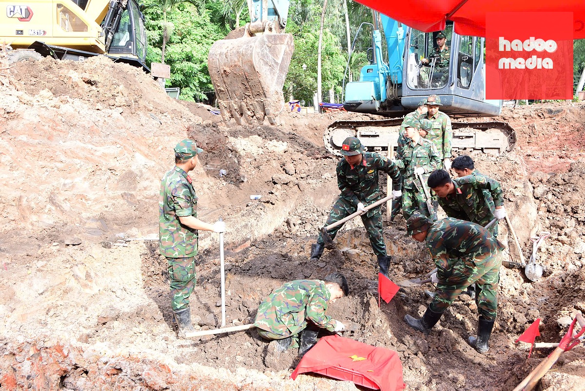 Ngày 8-8, lực lượng chức năng phát hiện thêm 18 bộ hài cốt liệt sĩ tại công viên Lê Thị Riêng, đến nay đã có 245 bộ hài cốt được tìm thấy - Ảnh: BTL TP.HCM