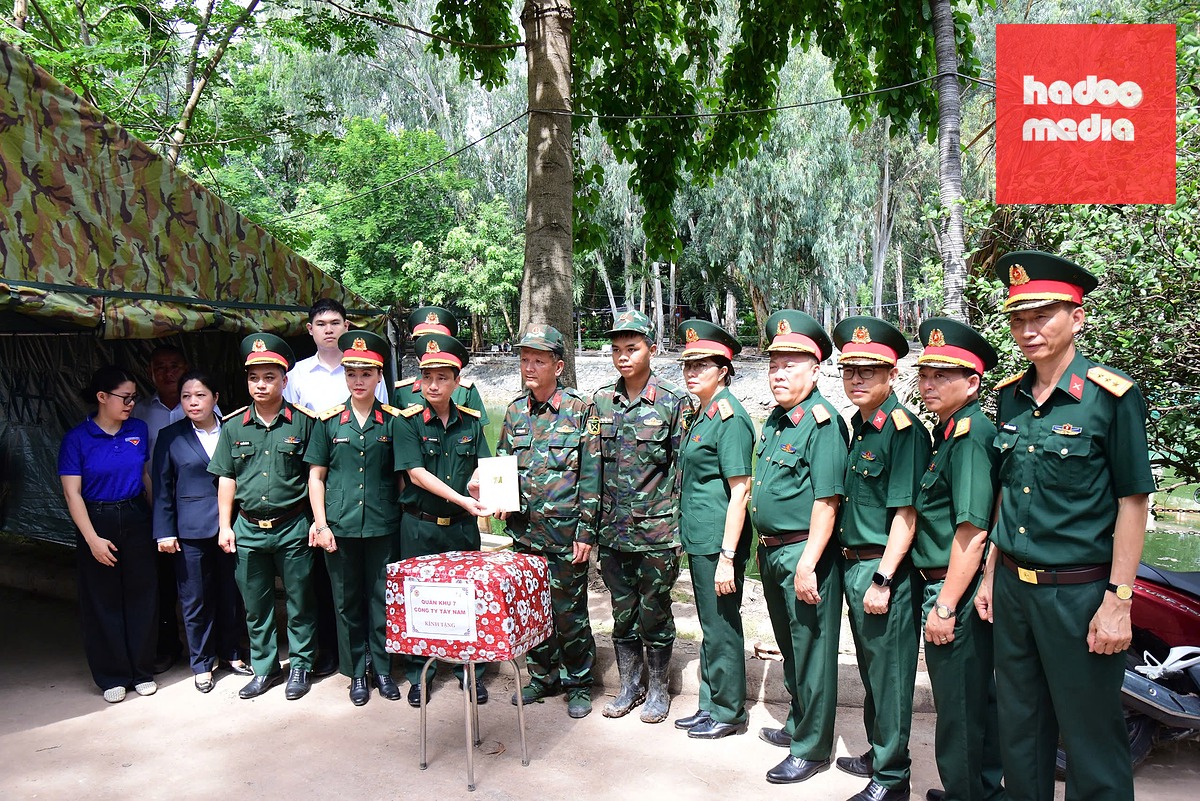 Đoàn công tác Công ty Tây Nam, Quân khu 7 thăm, tặng quà lực lượng làm nhiệm vụ tại công viên Lê Thị Riêng - Ảnh: BTL TP.HCM