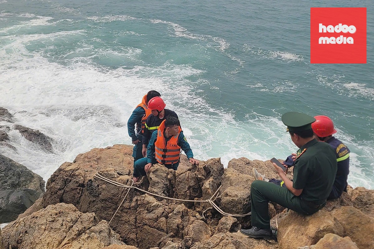 Lực lượng biên phòng, cảnh sát tìm kiếm cứu nạn trên ghềnh đá cheo leo ở Mũi Nghê. Ảnh: Quang Cường