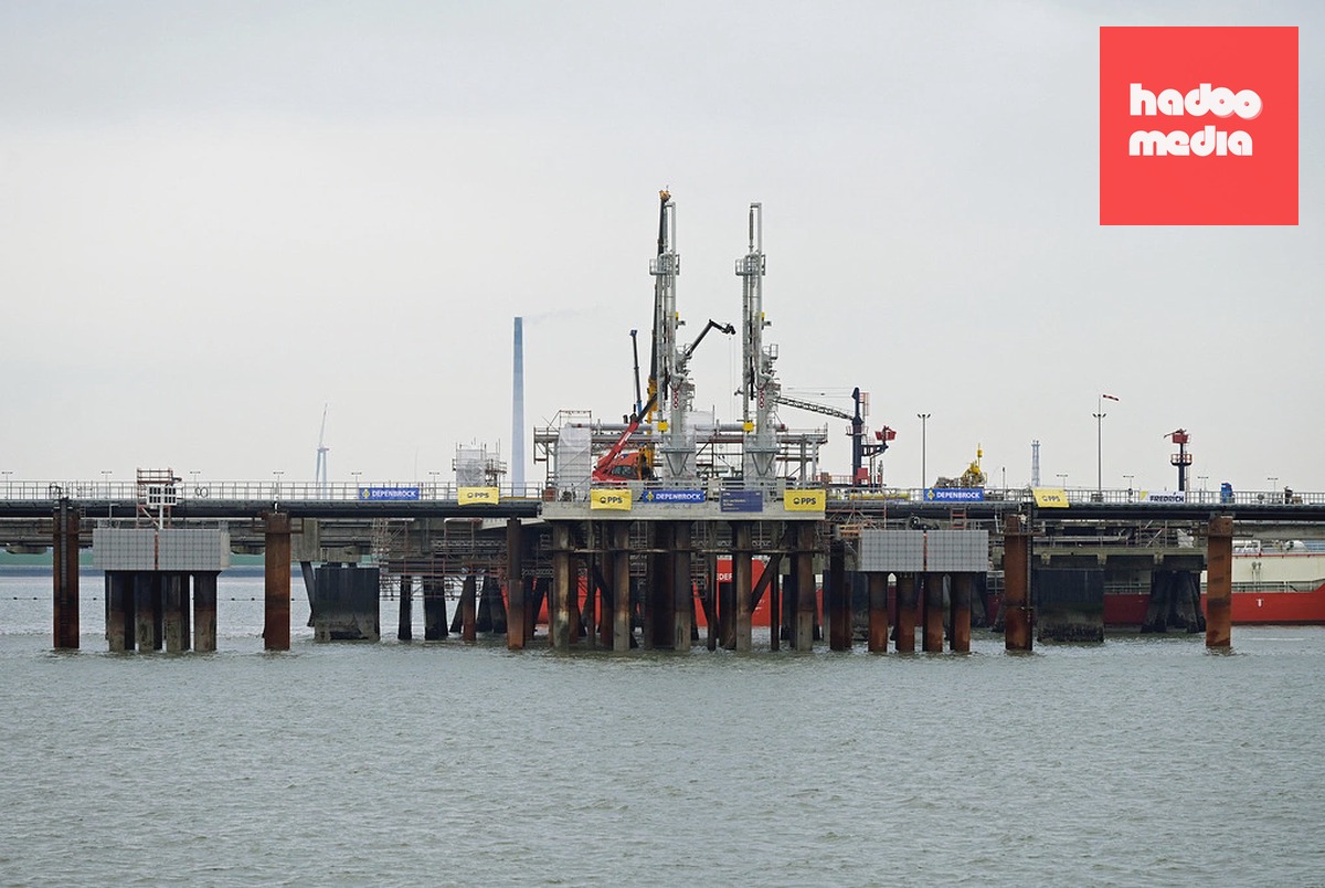 Cảng LNG nổi ở thành phố Wilhelmshaven, Đức, ngày 15/11. Ảnh: Reuters.