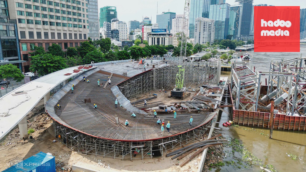 Cầu đi bộ hình lá dừa nước qua sông Sài Gòn sắp hoàn thành