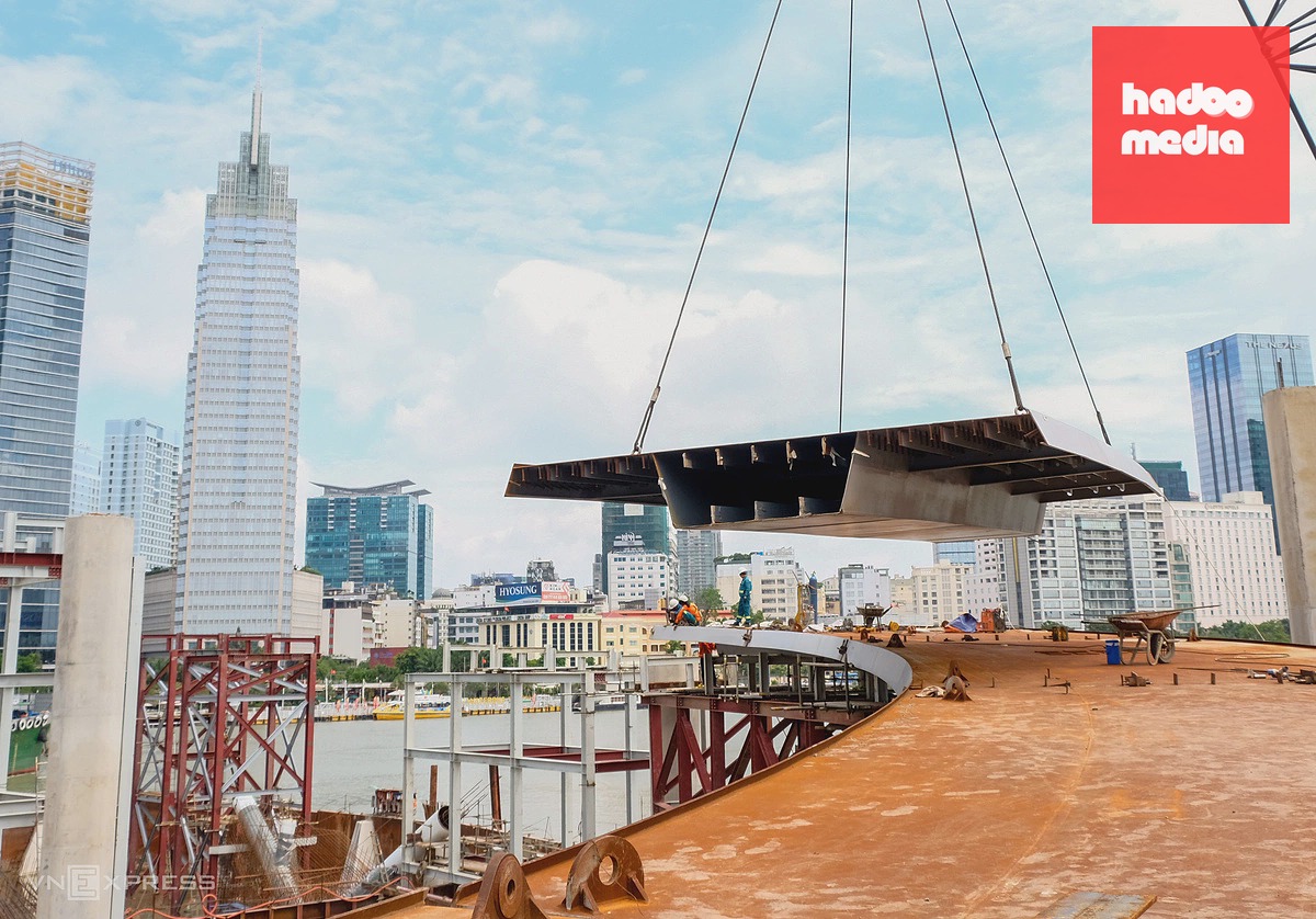 Cầu đi bộ hình lá dừa nước qua sông Sài Gòn sắp hoàn thành