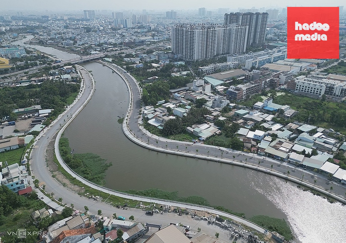 Một phần đoạn kênh Tham Lương - Bến Cát - rạch Nước Lên đã cơ bản hoàn thiện kè, hai tuyến đường dọc bên, tháng 8/2026. Ảnh: Giang Anh