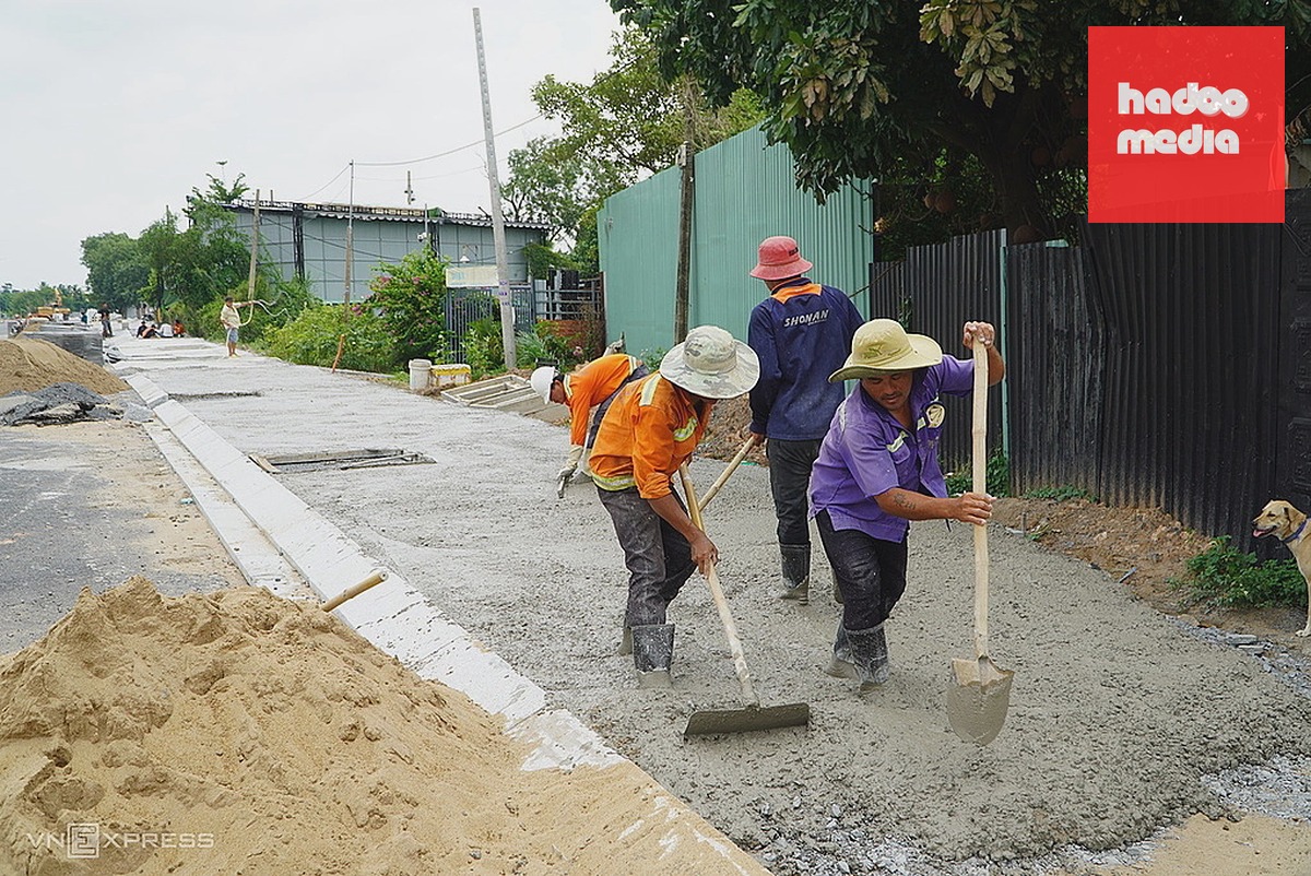 Công nhân thi công vỉa hè và đường dọc bên kênh Tham Lương - Bến Cát - rạch Nước Lên, tháng 8/2026. Ảnh: Giang Anh